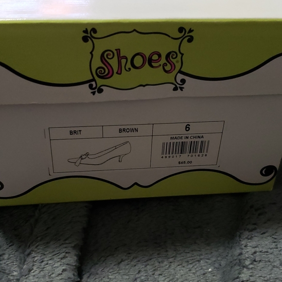 Short Heels - Picture 5 of 7